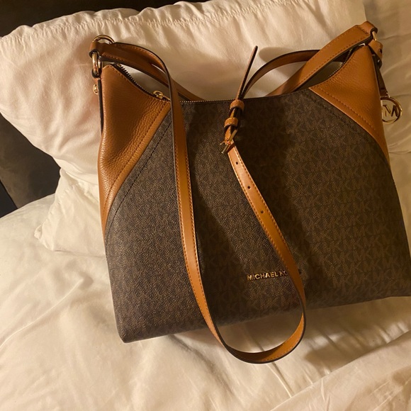 Michael Kors purse. Brand new never used - Picture 1 of 2